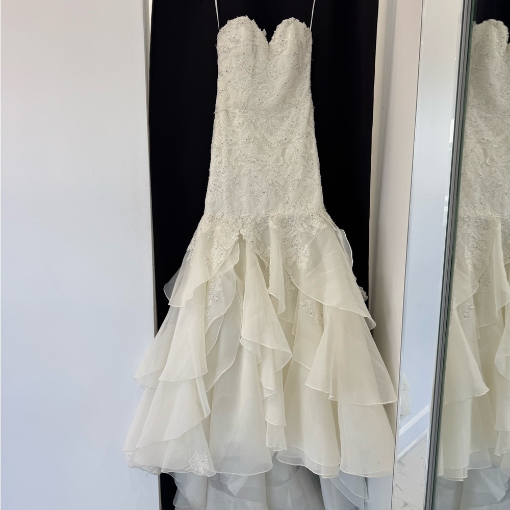 Elegant Strapless Lace Wedding Dress